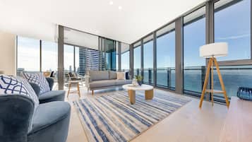 Apartamento, 3 habitaciones | Zona de estar | Smart TV de 50 pulgadas con canales por cable, una televisión