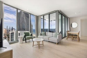 Suite, 2 dormitoris (Study) | Sala d'estar | Televisor intel·ligent de 50 polzades amb canals per cable i televisor 