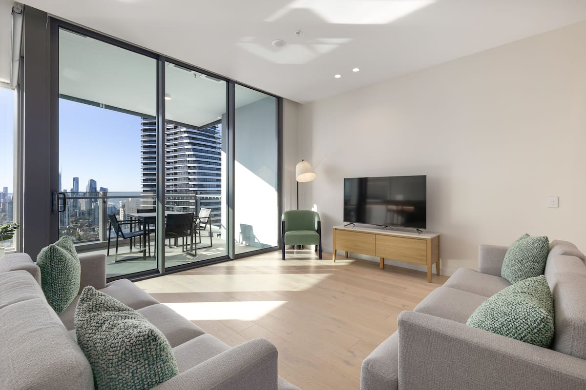 Suite, 3 camere da letto, vista oceano (Study) | Area soggiorno | Smart TV 50 pollici con canali via cavo, TV