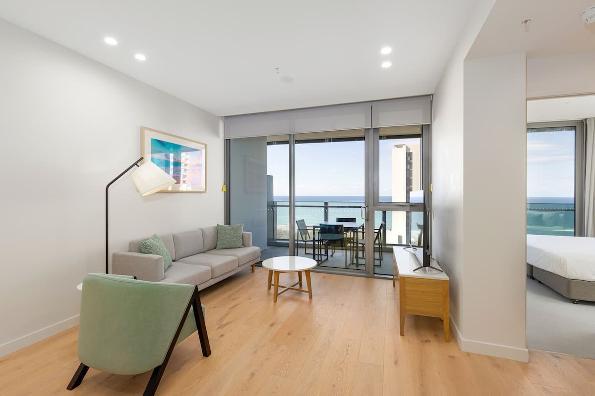 Suite, 1 camera da letto, vista oceano | Area soggiorno | Smart TV 50 pollici con canali via cavo, TV