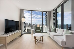 Suite, 2 chambres (Study) | Aire de séjour | Téléviseur connecté de 50 po avec télévision par câble, téléviseur