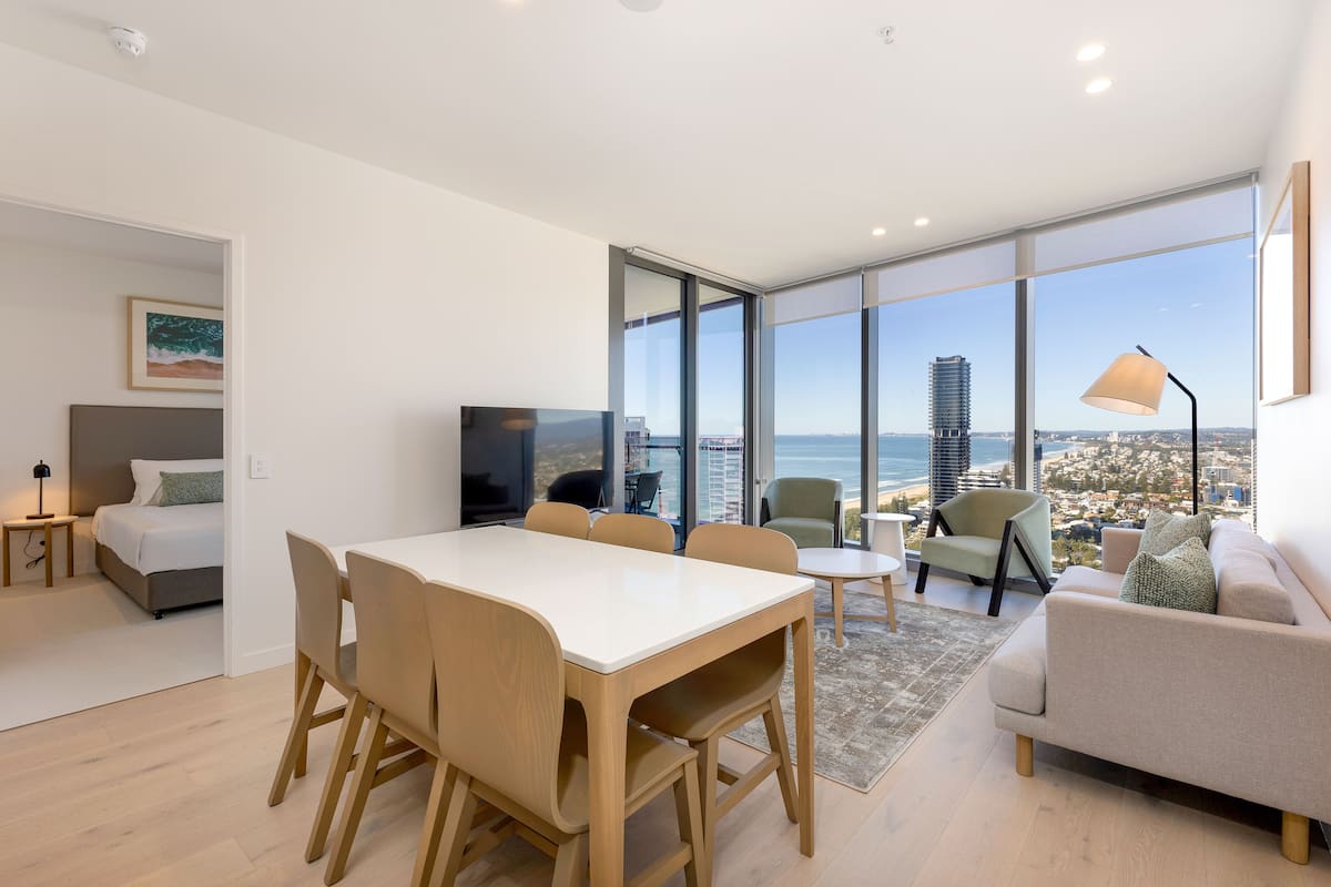 Suite, 2 camere da letto, vista oceano | Area soggiorno | Smart TV 50 pollici con canali via cavo, TV