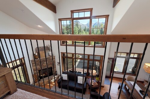 Luxury Cascade Village Townhome/Amazing Views/2 mi to Purg