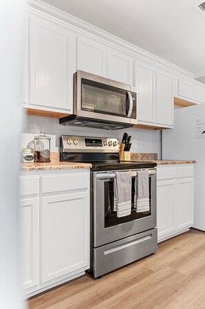 Fridge, oven, stovetop, dishwasher