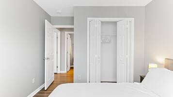 3 bedrooms, desk, iron/ironing board, travel crib