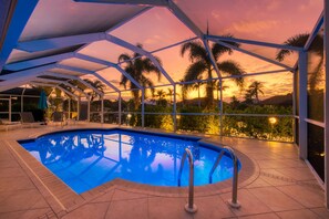 Beheizter Pool, Liegestühle