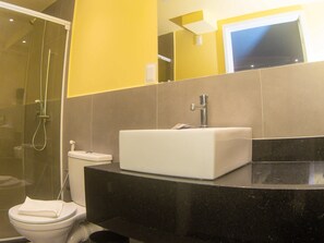 Standard Room, 1 Double Beds and 1 Single Bed | Minibar, individually decorated, individually furnished, desk