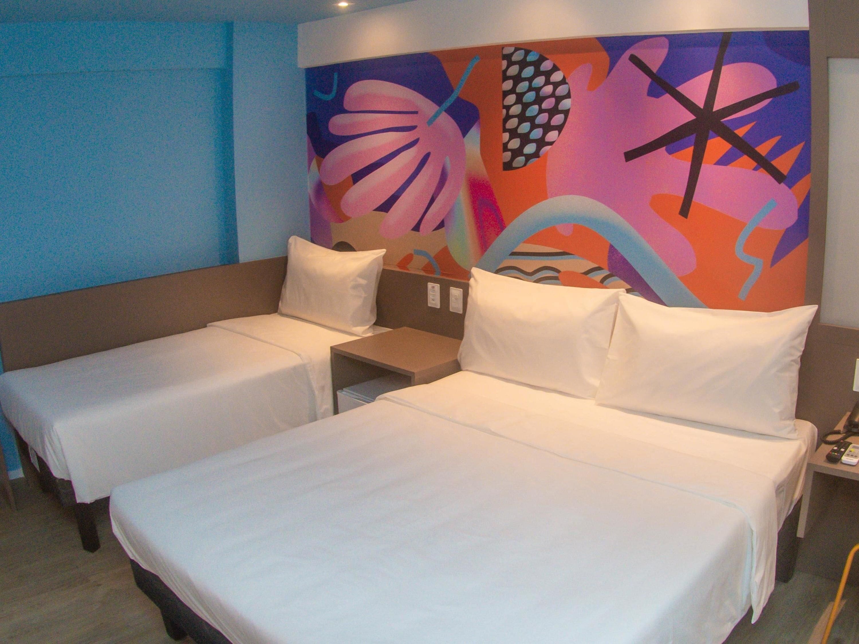 Standard Room, 1 Double Beds and 1 Single Bed | Minibar, individually decorated, individually furnished, desk