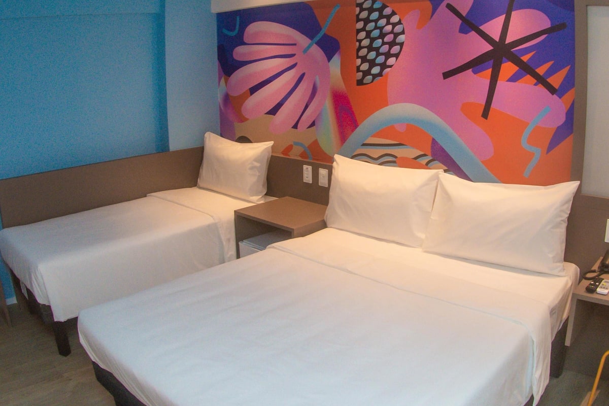 Standard Room, 1 Double Beds and 1 Single Bed | Minibar, individually decorated, individually furnished, desk