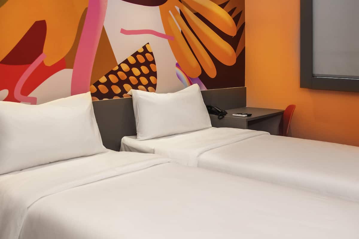 Chambre Standard, 2 lits une place | Minibar, décoration personnalisée, ameublement personnalisé, bureau