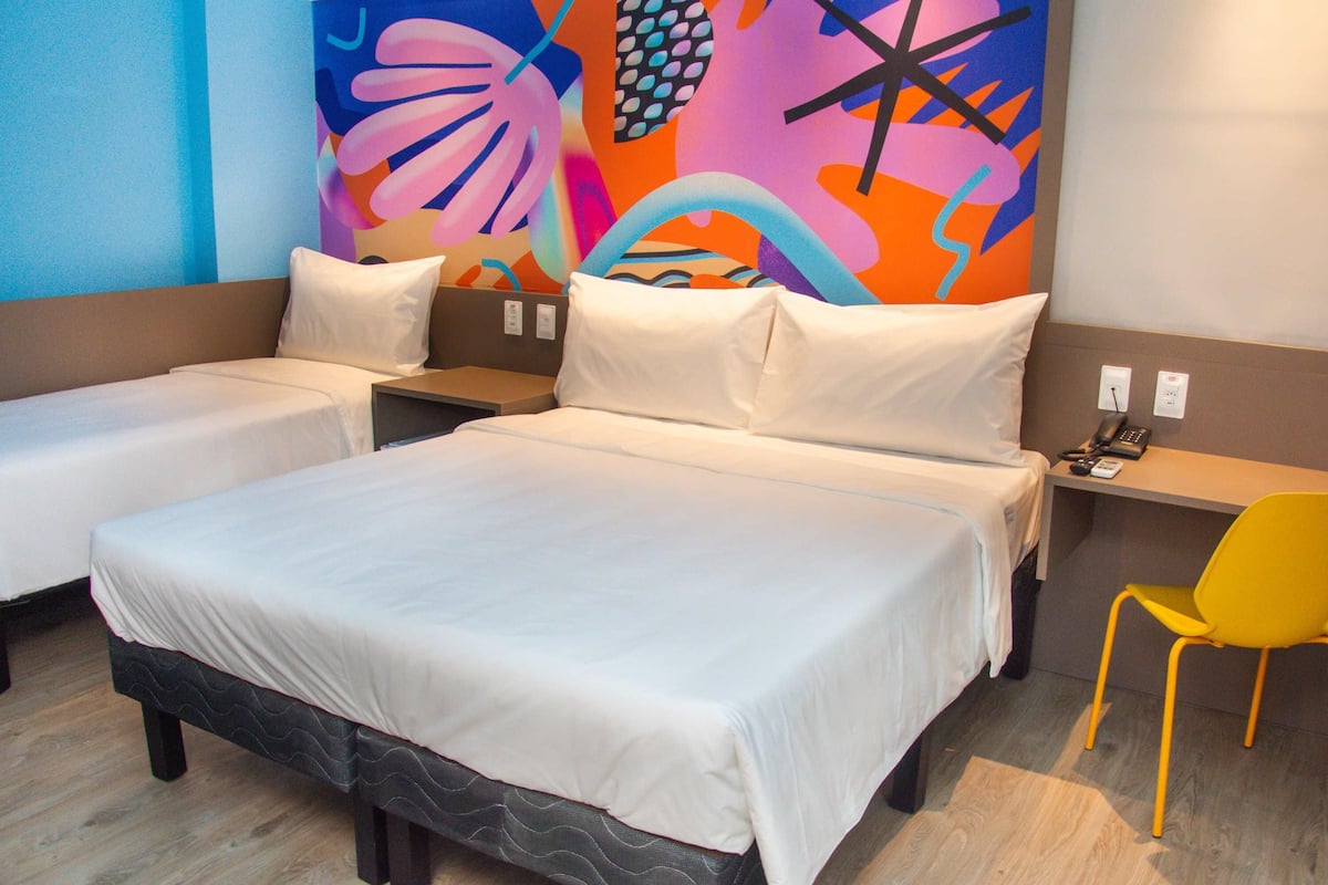 Chambre Standard, plusieurs lits | Minibar, décoration personnalisée, ameublement personnalisé, bureau