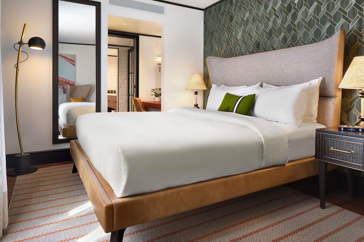 Suite, 1 King Bed (21C) | 1 bedroom, in-room safe, desk, laptop workspace