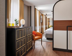 1 habitación, caja de seguridad en la habitación y escritorio 
