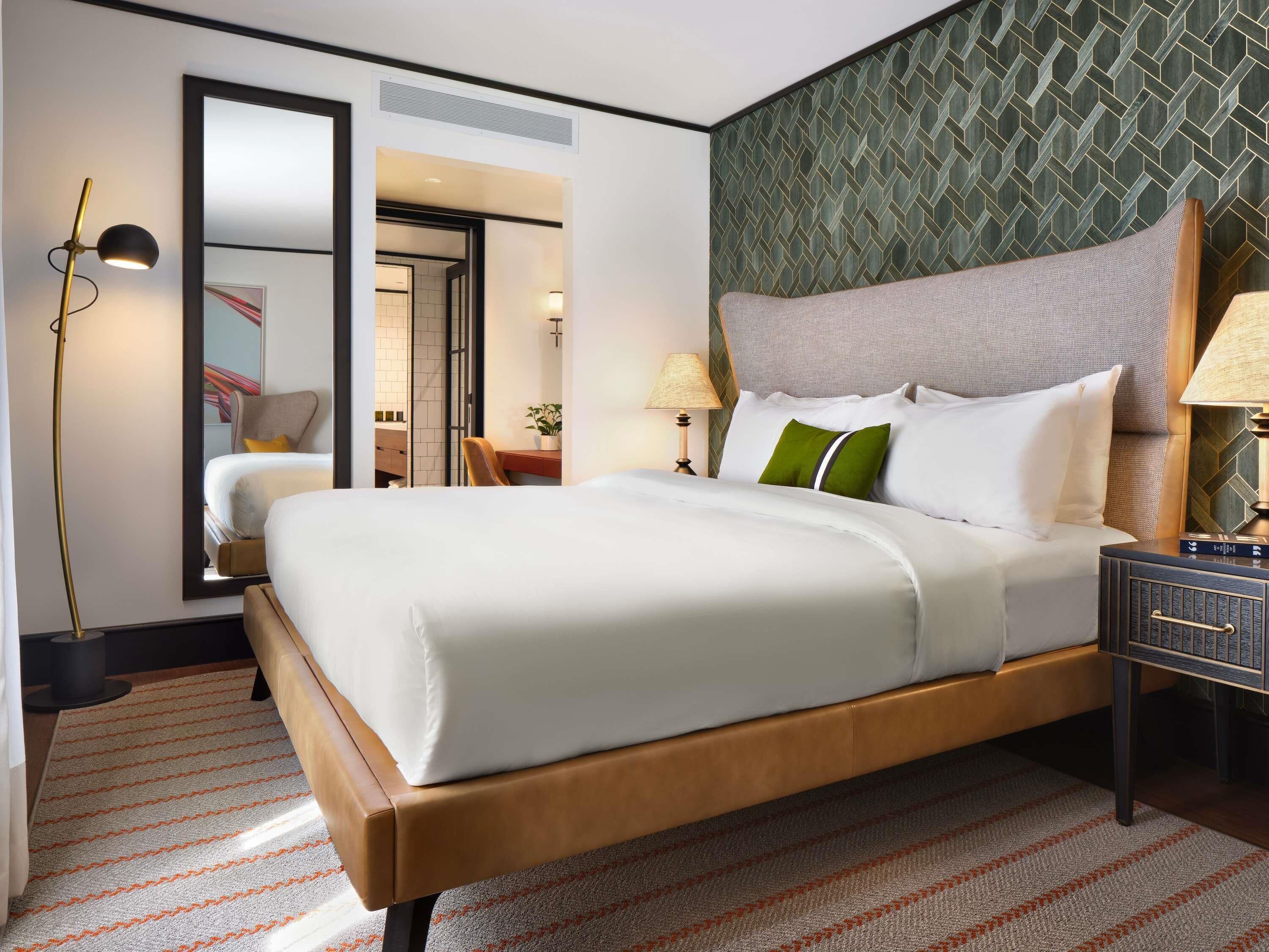 Suite, 1 kingsize bed (21C) | Een kluis op de kamer, een bureau, een laptopwerkplek