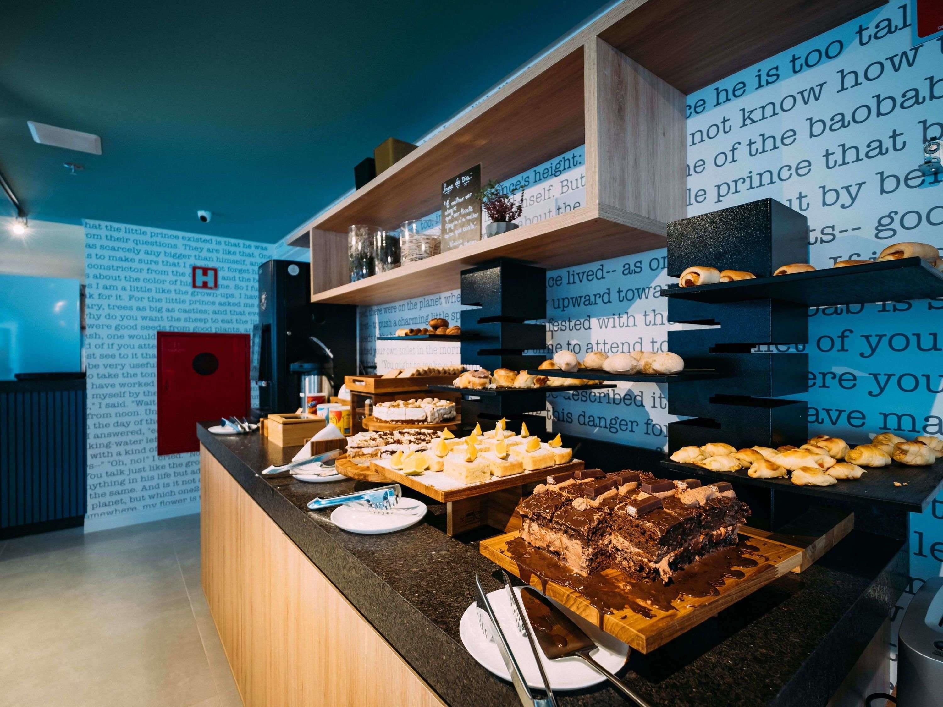 Un bufé de postres con varios pasteles y productos de pastelería.