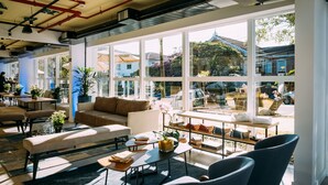 Un salón amplio y luminoso con asientos cómodos, una mesita de centro y vistas al exterior.