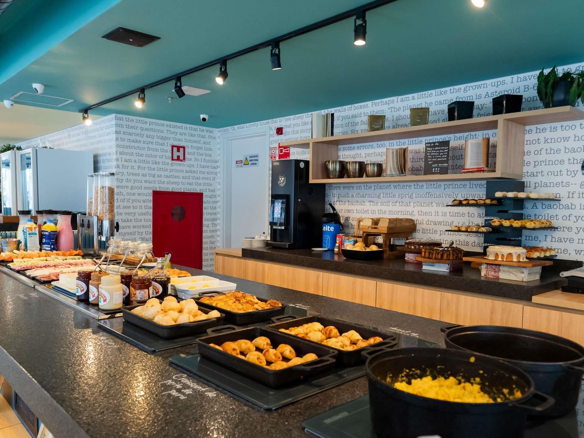 Een buffetgedeelte met diverse gerechten en een muur met tekst.