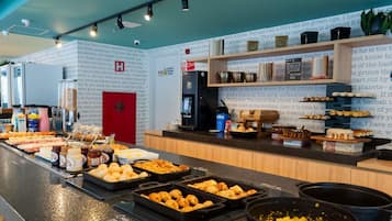 Een buffetgedeelte met diverse gerechten en een muur met tekst.