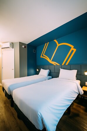 Departamento estándar, 2 camas individuales | Decoración personalizada, muebles diferentes y escritorio 