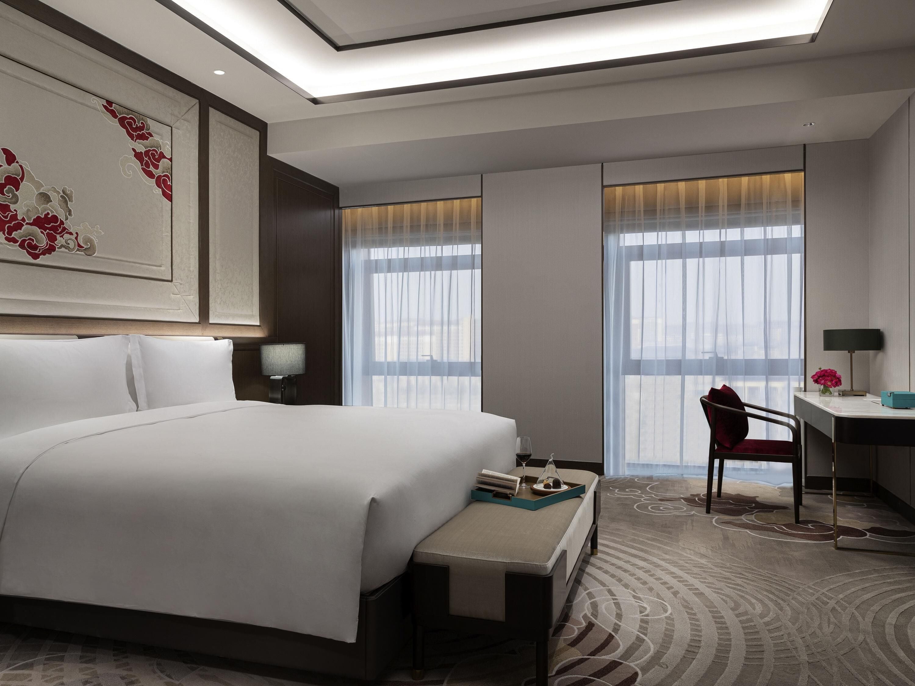 Club Suite, 1 King Bed | Premium bedding, down comforters, Select Comfort beds, minibar