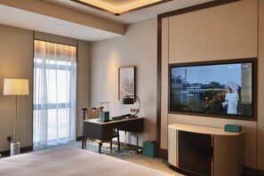 Luxury Room, 1 King Bed | Premium bedding, down comforters, Select Comfort beds, minibar