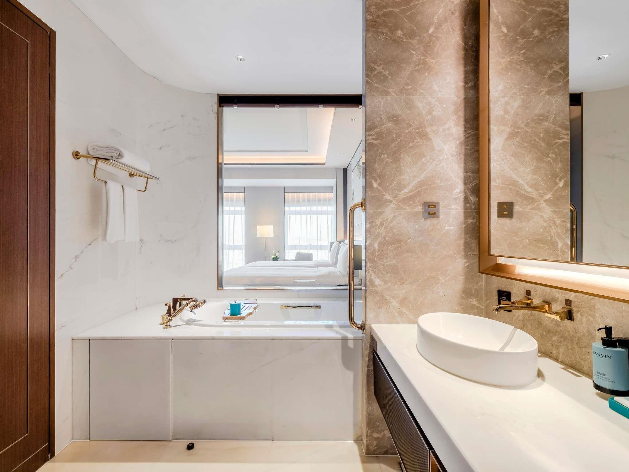Superior Room, 1 King Bed | Premium bedding, down comforters, Select Comfort beds, minibar