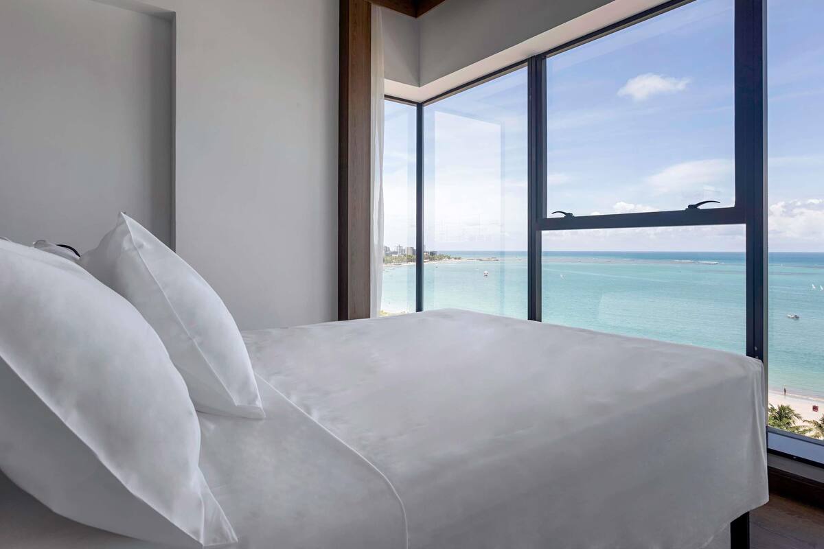 Room, 1 Double Bed | Minibar, in-room safe, blackout curtains, free WiFi