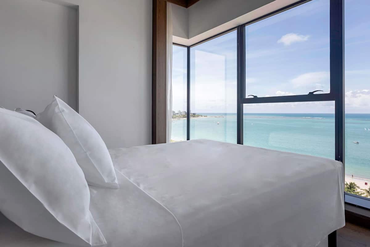 Standard Room with ocean view, 1 double bed | Minibar, in-room safe, blackout drapes, WiFi (free)