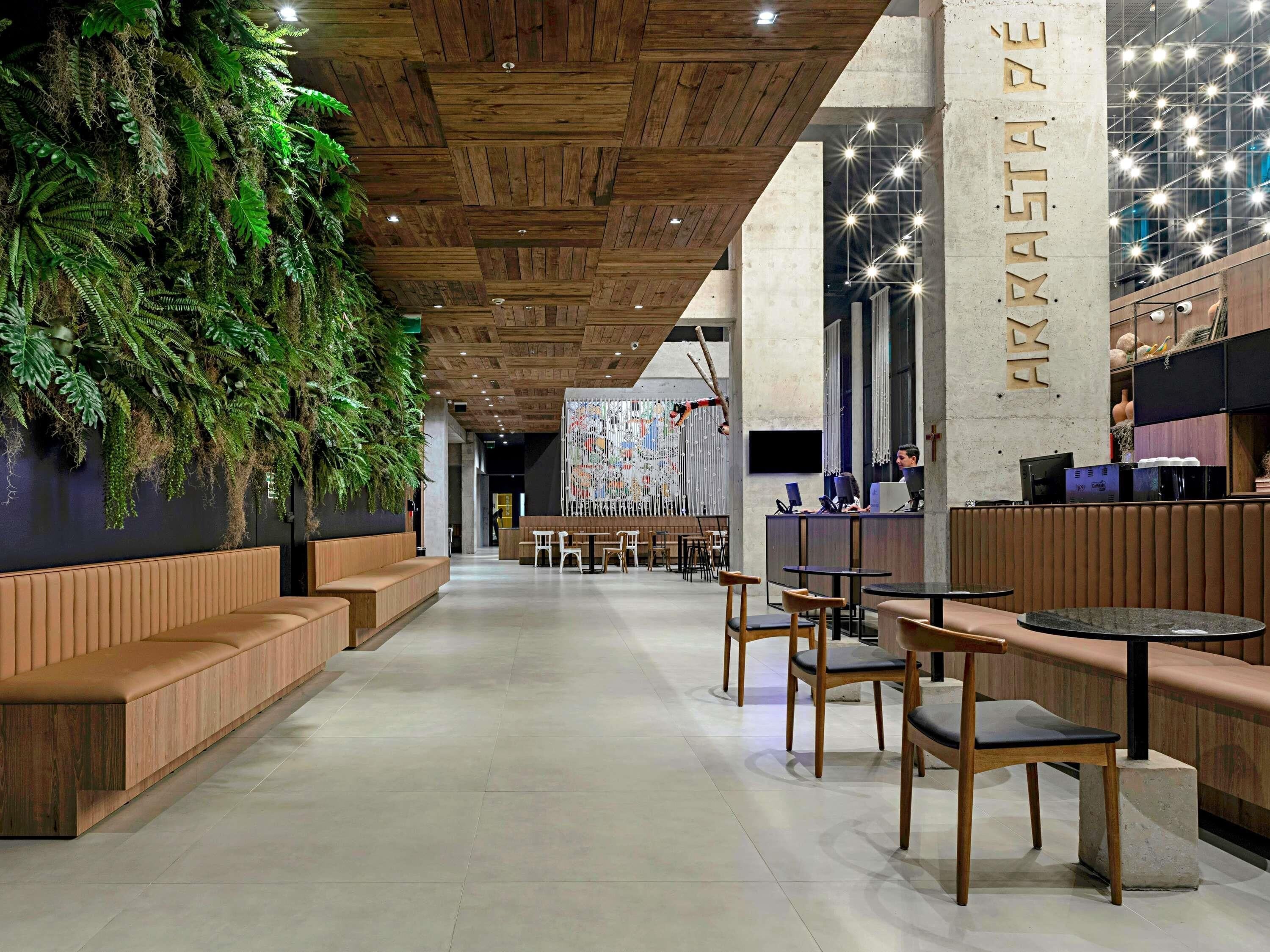 供应早餐、午餐和晚餐