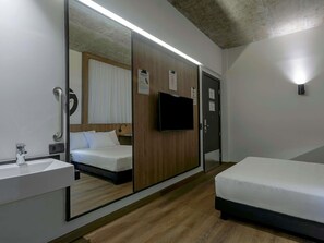 Habitación, 1 cama doble, accesible para personas con discapacidad | Minibar, caja fuerte, cortinas opacas y wifi gratis
