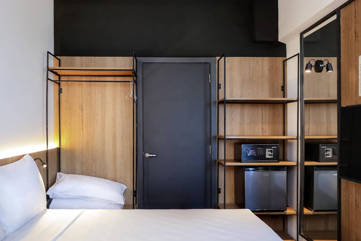 Zimmer, 1 Doppelbett, eingeschränkter Meerblick | Minibar, Zimmersafe, Verdunkelungsvorhänge, kostenloses WLAN