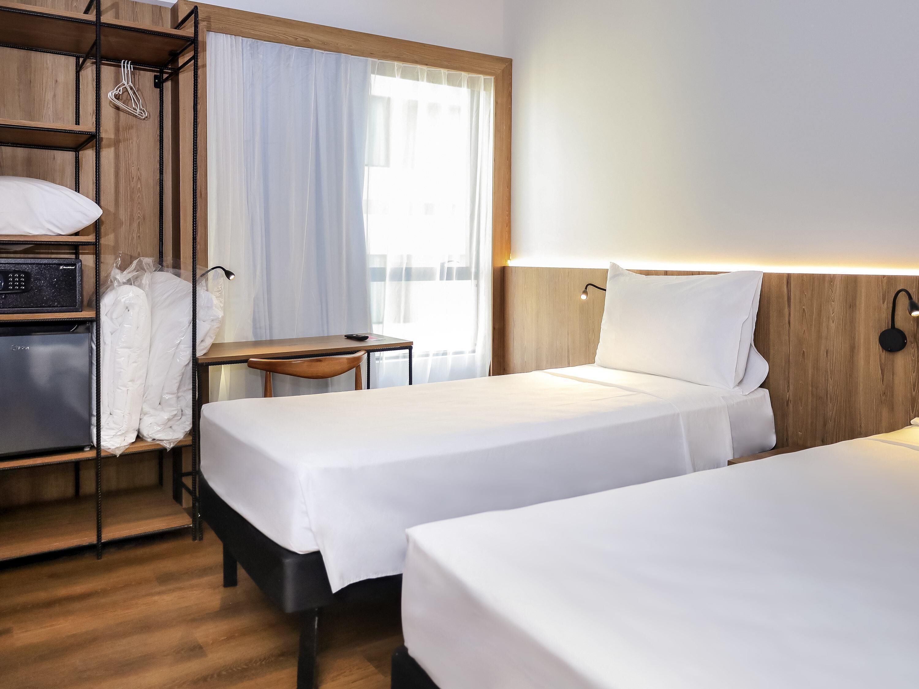 Minibar, caja de seguridad en la habitación y cortinas blackout 