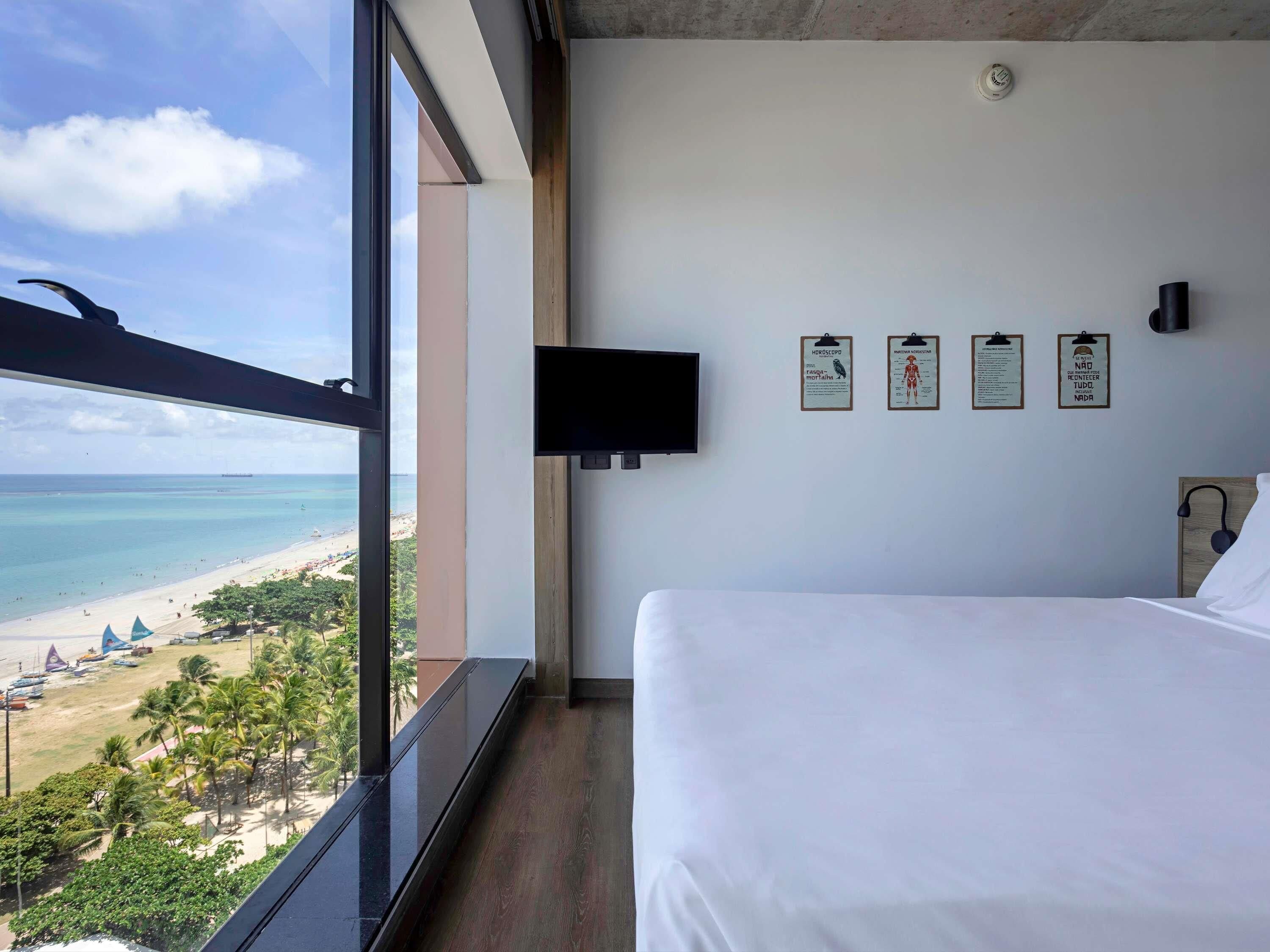 Quarto, 1 cama de casal | Frigobar, cofres nos quartos, cortinas blackout, Wi-Fi de cortesia