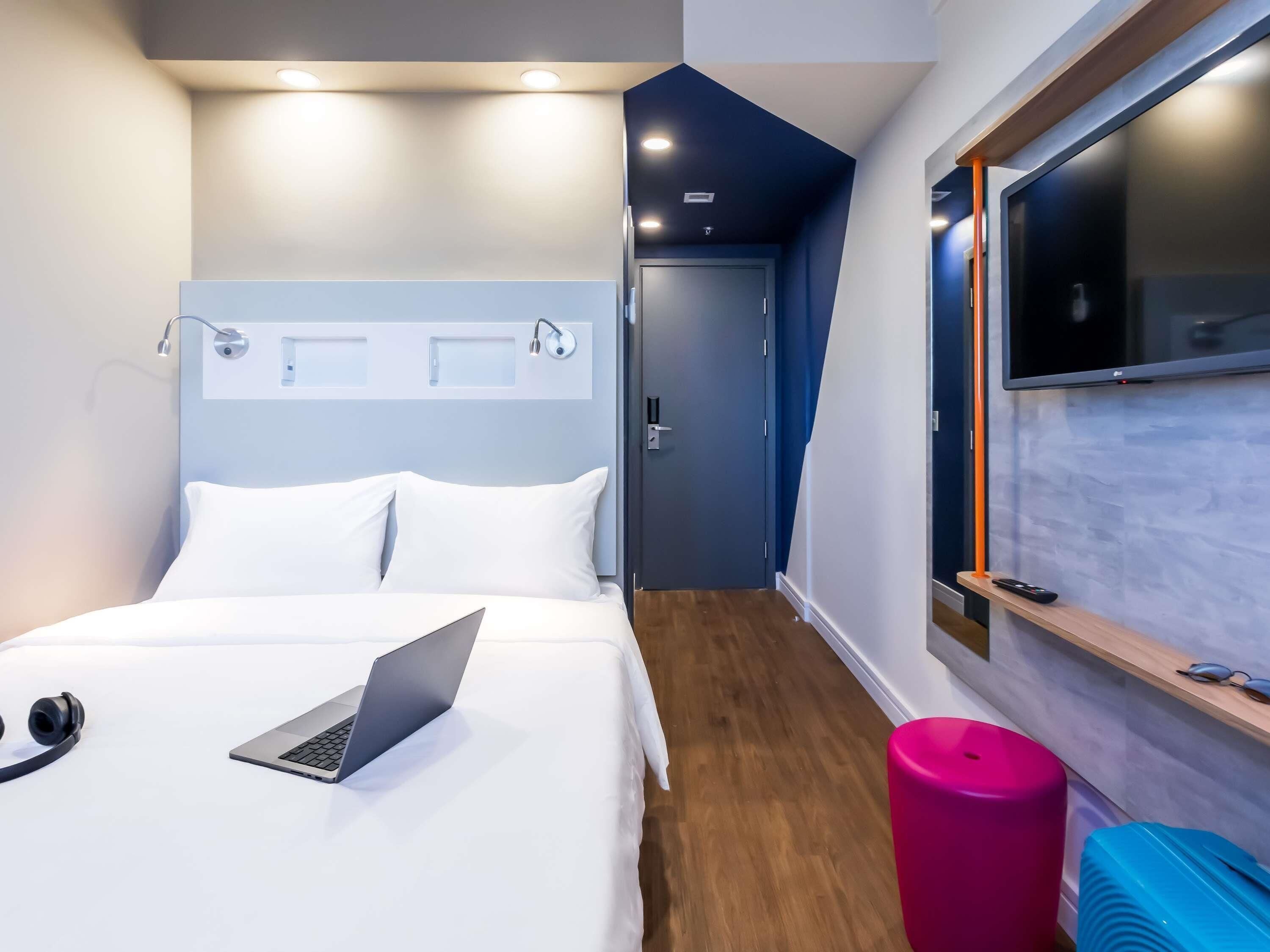 Habitación estándar, 1 cama doble con sofá cama | Sistema de insonorización, wifi gratis, ropa de cama