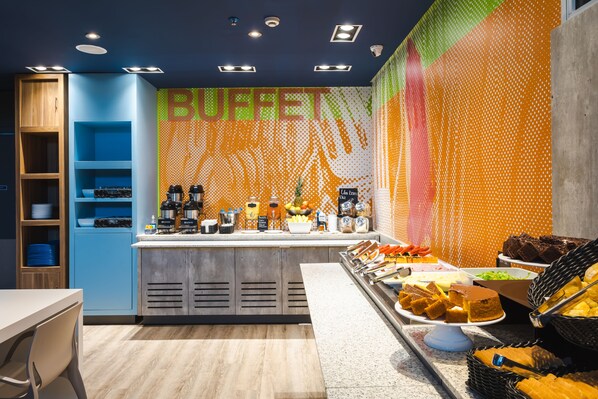 Daily continental breakfast (BRL 37 per person)