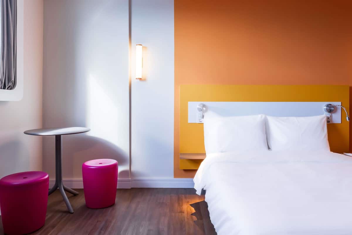 Quarto standard, 1 cama de casal, acessível | Quartos à prova de som, Wi-Fi de cortesia, roupa de cama