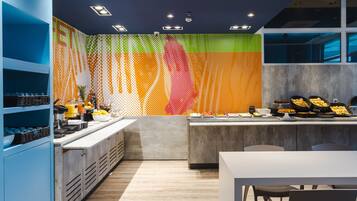 Daily continental breakfast (BRL 37 per person)