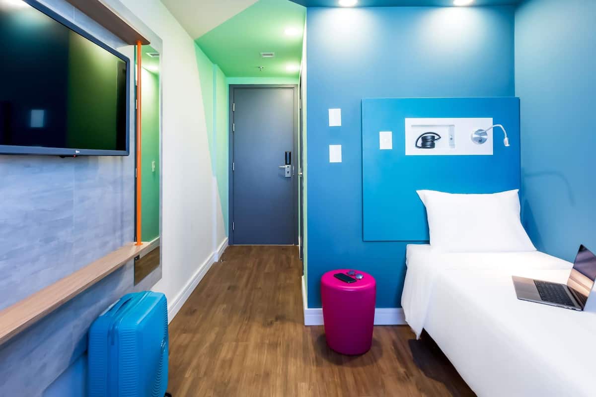 Quarto standard, 2 camas de solteiro | Quartos à prova de som, Wi-Fi de cortesia, roupa de cama