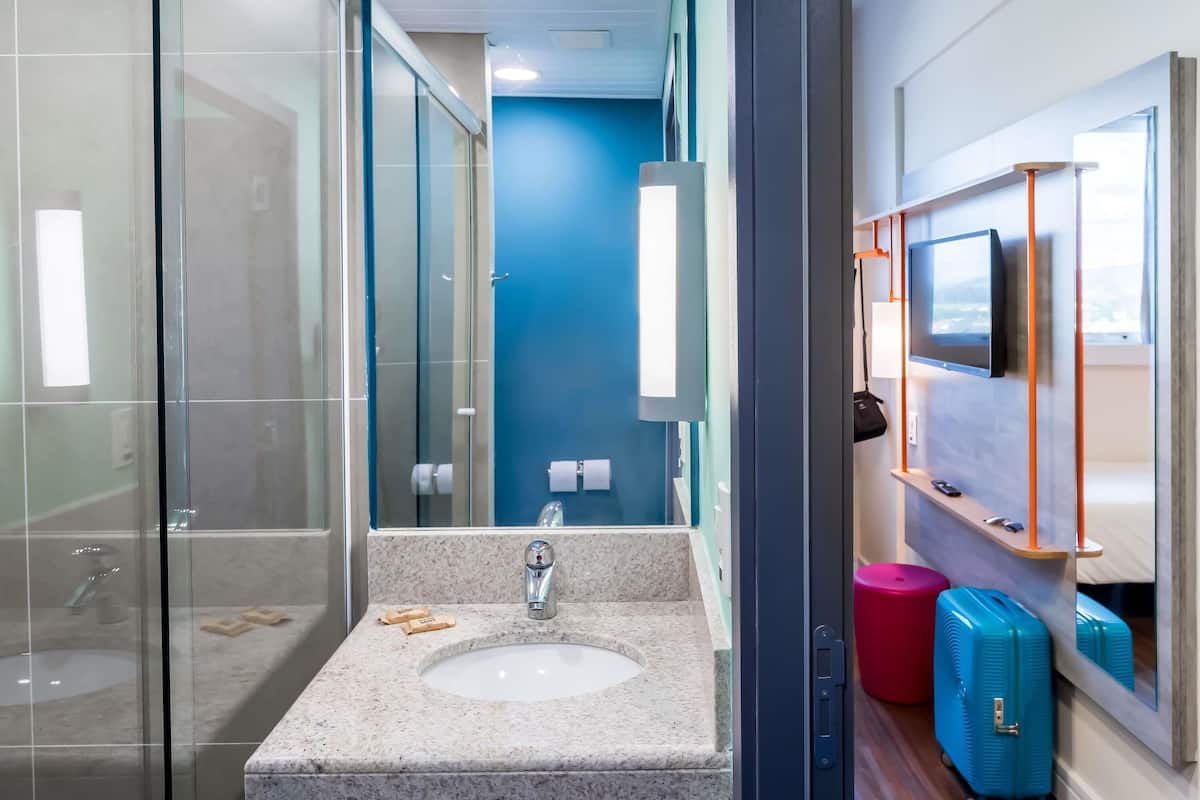 Standard Room, 2 Single Beds | Soundproofing, free WiFi, bed sheets
