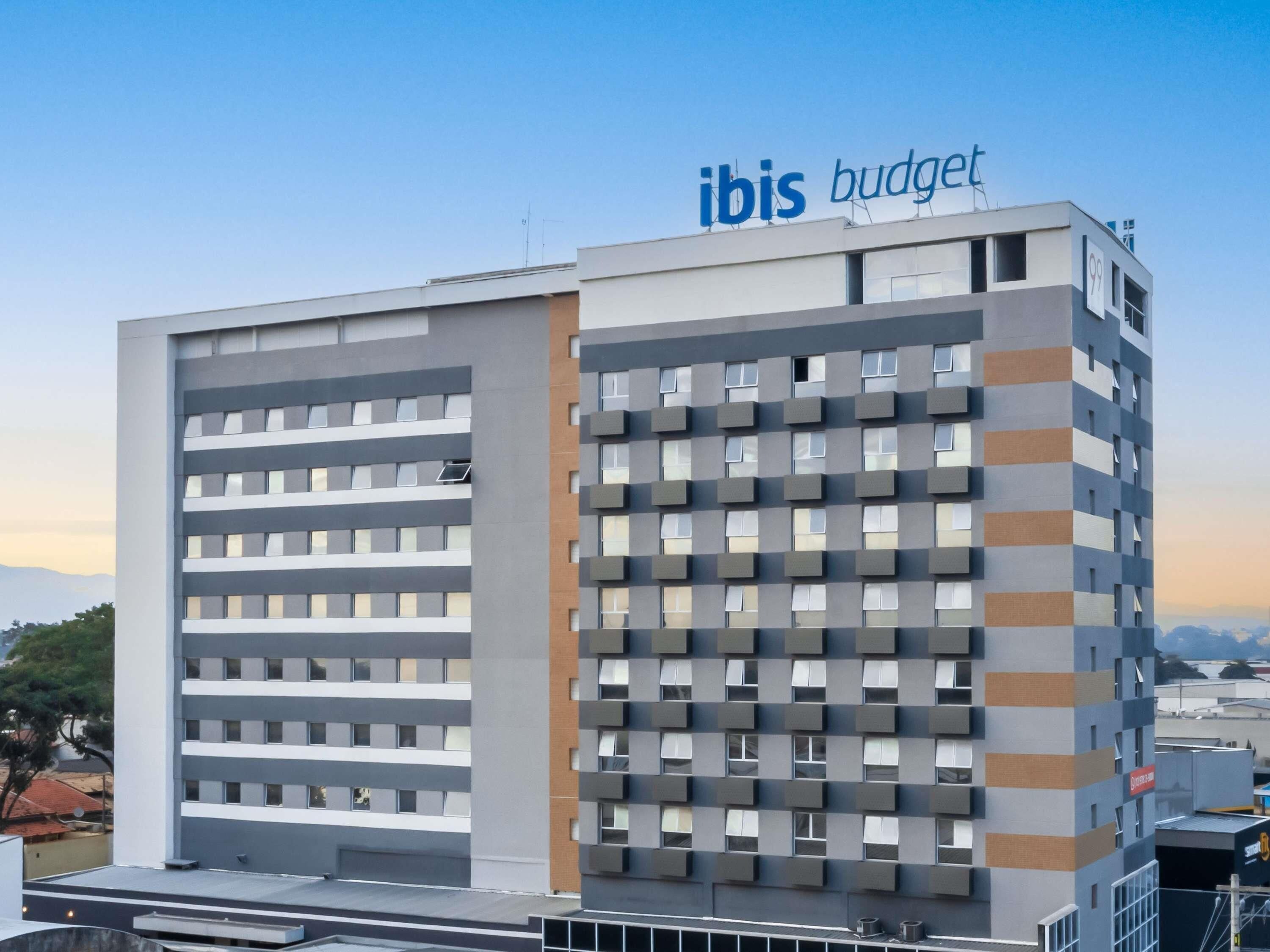 A modern building with a sign reading 'ibis budget' on the top.