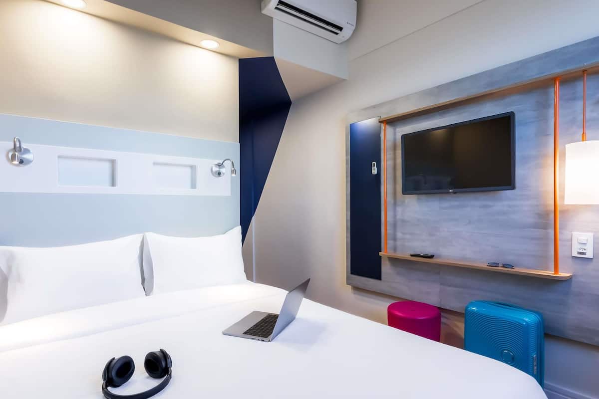 Quarto standard, várias camas | Quartos à prova de som, Wi-Fi de cortesia, roupa de cama