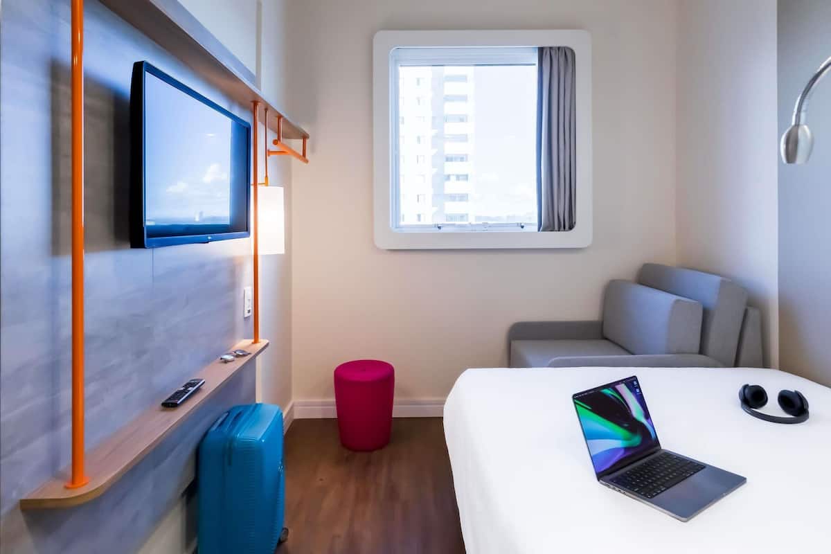 Habitación estándar, 1 cama doble con sofá cama | Sistema de insonorización, wifi gratis, ropa de cama