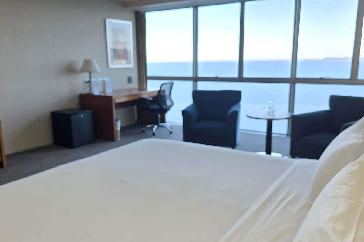 Standard Room, 1 King Bed | In-room safe, free cots/infant beds, free rollaway beds, free WiFi