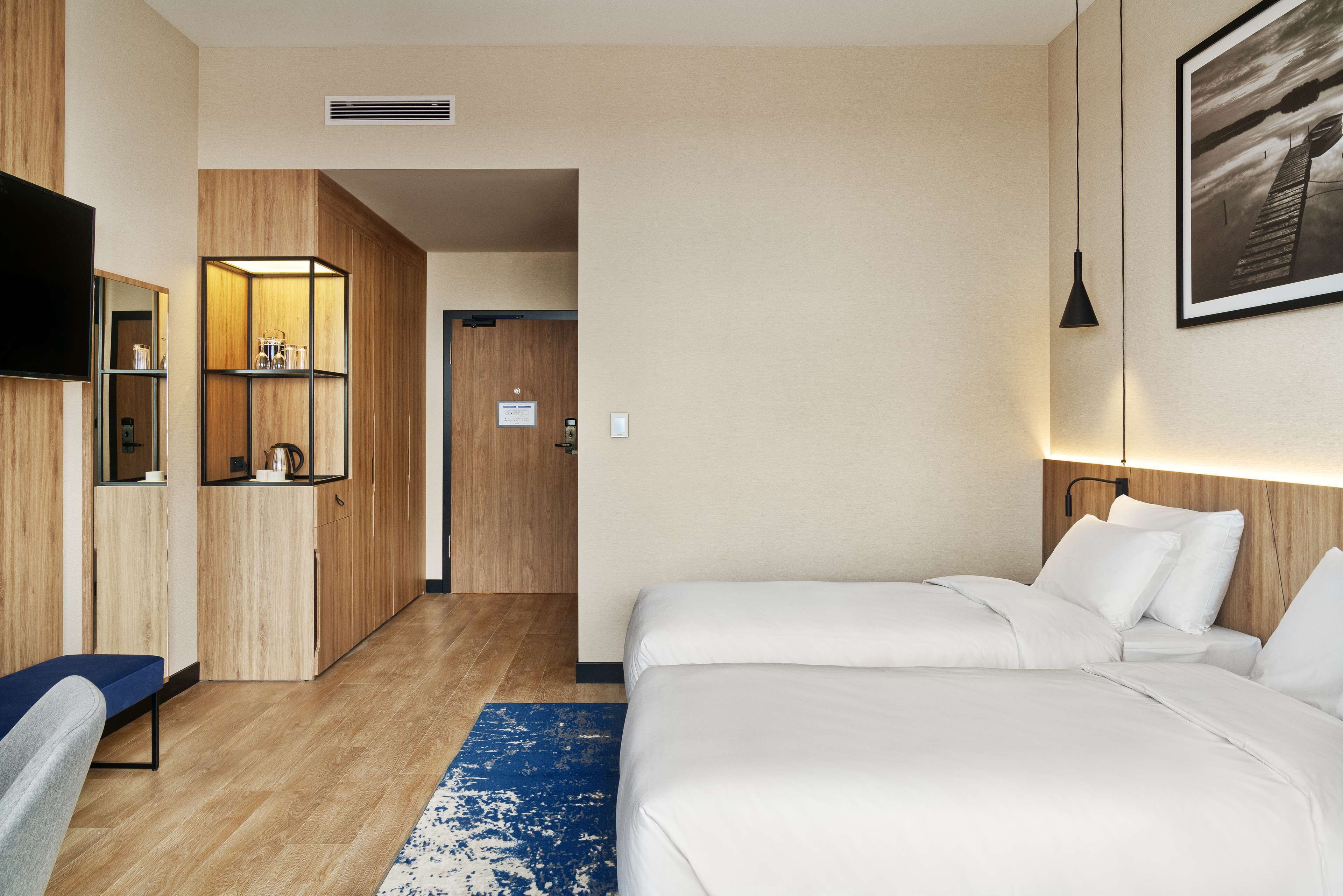 ميني بار وخزنة داخل الغرفة وستائر تعتيم ومكواة/لوح كي