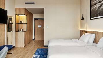 ميني بار وخزنة داخل الغرفة وستائر تعتيم ومكواة/لوح كي