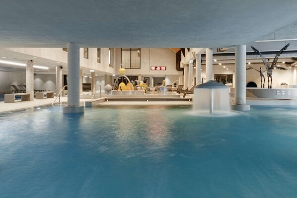 3 piscinas techadas, una piscina al aire libre de temporada