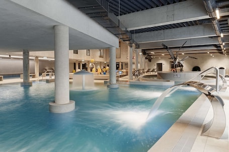 3 piscinas techadas, una piscina al aire libre de temporada
