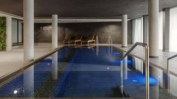 3 من حمّامات السباحة المغطاة، حمّام سباحة خارجي موسمي، كبائن مجانية