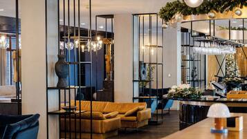 Serves lunch, dinner, and brunch