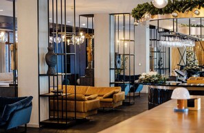 Serverer lunsj, middag og brunsj